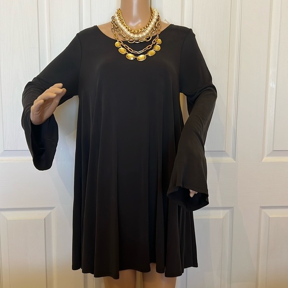 Tres Bien Tops - NWOT Tres Bien black boat neck bell sleeved flowy dress/tunic sz M/L